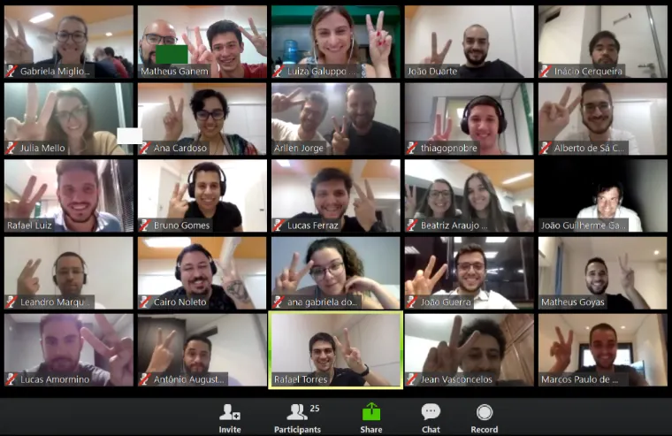 Turma em um encontro online ao vivo da Trybe pelo Zoom, com dezenas de participantes na tela