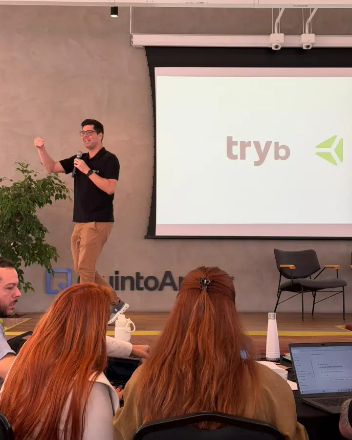 Eli Candido, da Trybe, conduz uma oficina presencial de IA para o time do Grupo QuintoAndar